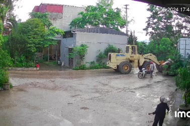 Máy xúc nghi mất phanh, tông sập cổng nhà