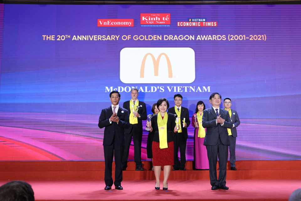 McDonalds nhận giải Rồng Vàng 2021 cho doanh nghiệp nổi bật trong ngành dịch vụ ăn uống - 1 McDonalds nhận giải Rồng Vàng 2021 cho doanh nghiệp nổi bật trong ngành dịch vụ ăn uống - 1