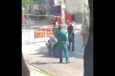 Người đàn ông túm cổ, "thượng cẳng chân" với công an tại chốt kiểm dịch