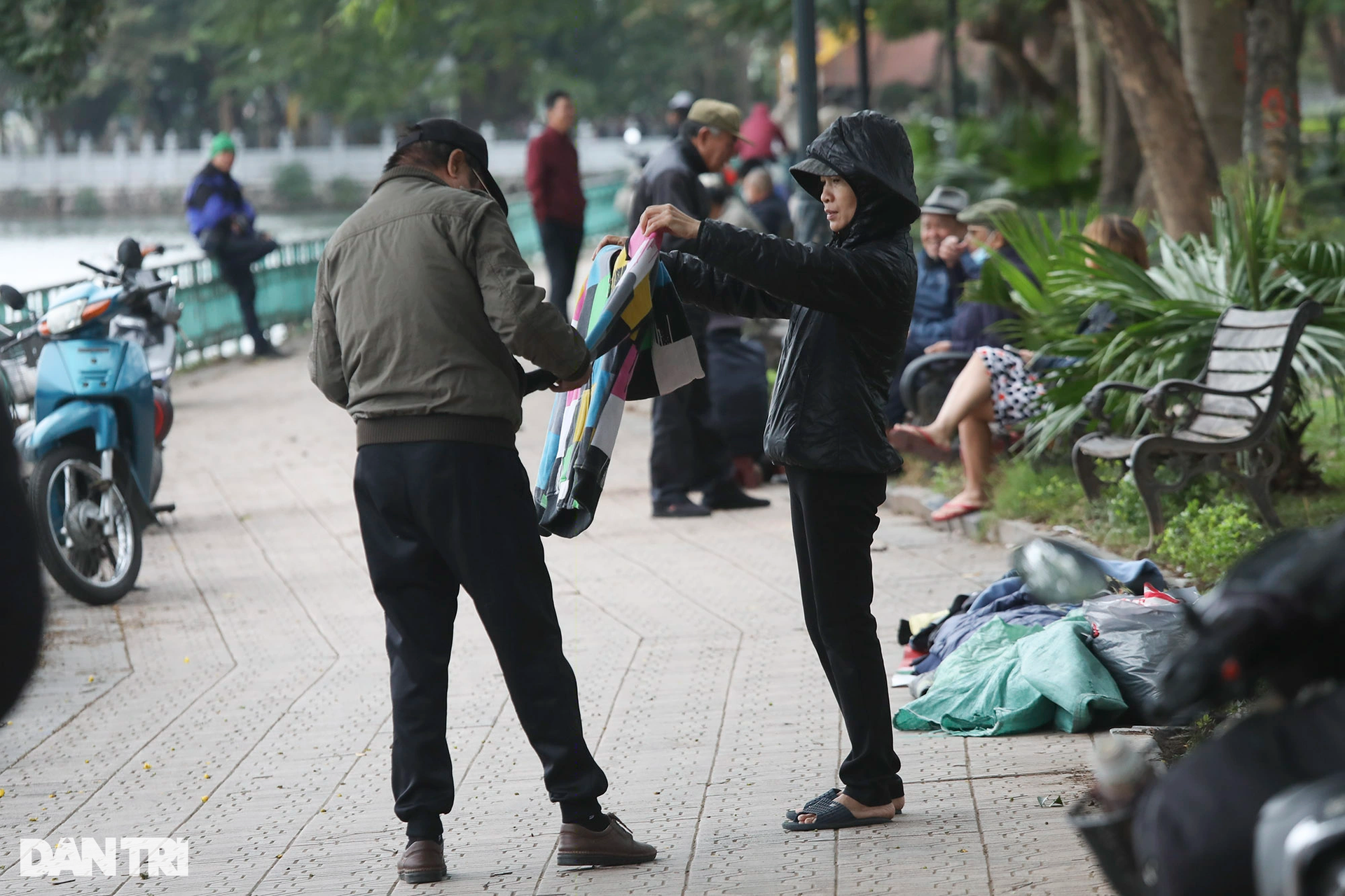 Mưa rét tràn về Hà Nội, người dân co ro trong nhiều lớp áo ấm - 5 Mưa rét tràn về Hà Nội, người dân co ro trong nhiều lớp áo ấm - 5