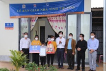 Trẻ em nghèo Đắk Lắk được trao học bổng, tặng nhà tình thương