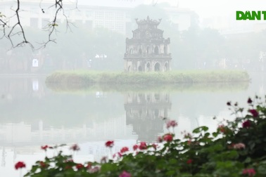 Sương mù trắng xóa bao phủ sông Hồng, hồ Tây, hồ Gươm