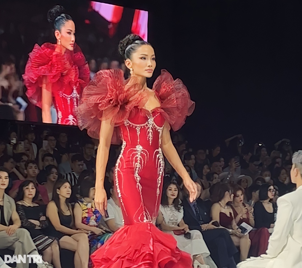 Hoa hậu HHen Niê giẫm lên váy suýt ngã khi diễn kết màn show thời trang - 1 Hoa hậu HHen Niê giẫm lên váy suýt ngã khi diễn kết màn show thời trang - 1