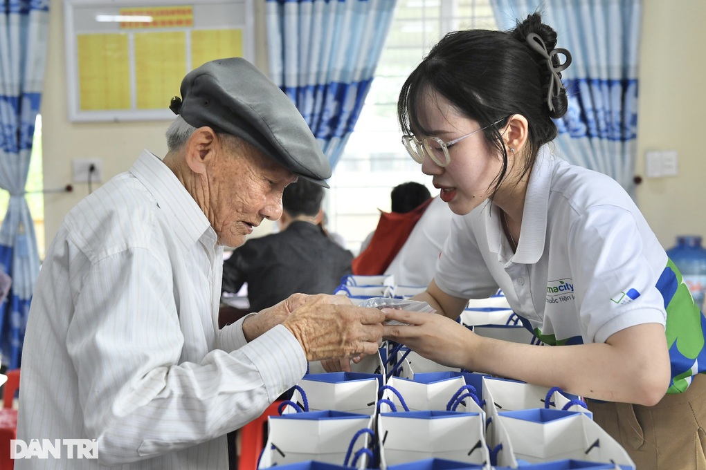 Kính cẩn nghiêng mình tri ân những người làm rạng rỡ Việt Nam - 8