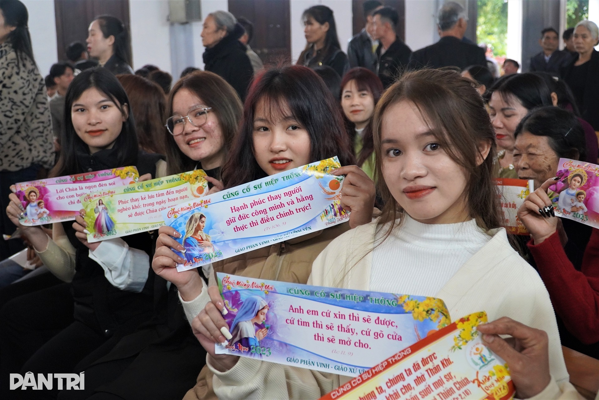 Người Công giáo đến nhà thờ cầu bình an và hái lộc thánh đầu năm - 10 Người Công giáo đến nhà thờ cầu bình an và hái lộc thánh đầu năm - 10