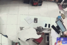 Camera ghi cảnh người đàn ông trộm 20 triệu đồng trong cửa hàng sữa