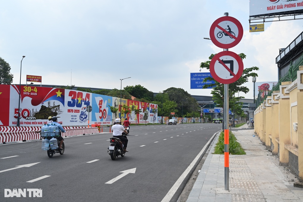 Chạy vào đường cấm trước nhà ga T3, nhiều tài xế bị CSGT TPHCM nhắc nhở - 1 Chạy vào đường cấm trước nhà ga T3, nhiều tài xế bị CSGT TPHCM nhắc nhở - 1