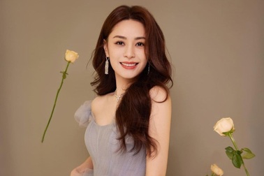 Chung Hân Đồng bị bắt gặp hẹn hò đồng giới, người yêu giống Trần Quán Hy