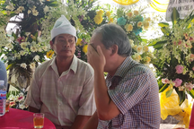 Bầu Đức khóc tiễn đưa thành viên Hoàng Anh Gia Lai về nơi an nghỉ cuối cùng