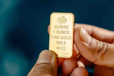 Vàng tăng nóng toàn cầu, cảnh báo rủi ro thuế và điều chỉnh giá