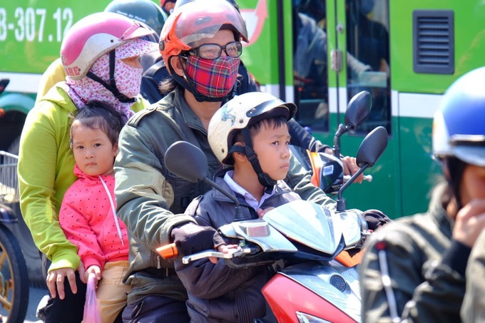 Bình Dương: Bố mẹ ẵm con, tay xách nách mang trở lại thành phố làm việc giữa trời nắng gắt, trẻ con ngủ gục trên xe - Ảnh 17. Bình Dương: Bố mẹ ẵm con, tay xách nách mang trở lại thành phố làm việc giữa trời nắng gắt, trẻ con ngủ gục trên xe - Ảnh 17.