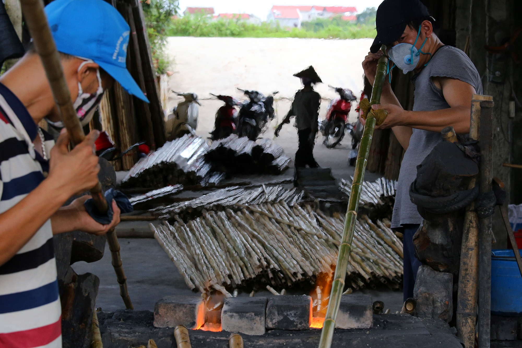 Những phụ nữ làm nghề quanh năm ngâm mình trong nước - 10