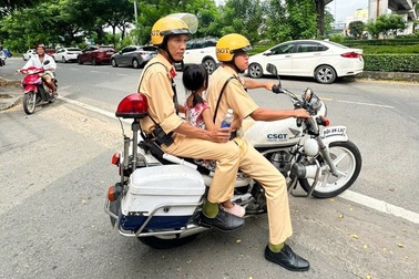 Bé gái 6 tuổi đi lạc 12km