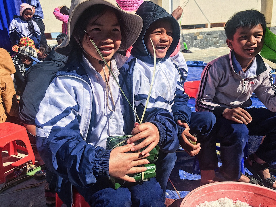 Thầy trò trường vùng cao tự tay gói bánh chưng đón Tết - 2 Thầy trò trường vùng cao tự tay gói bánh chưng đón Tết - 2
