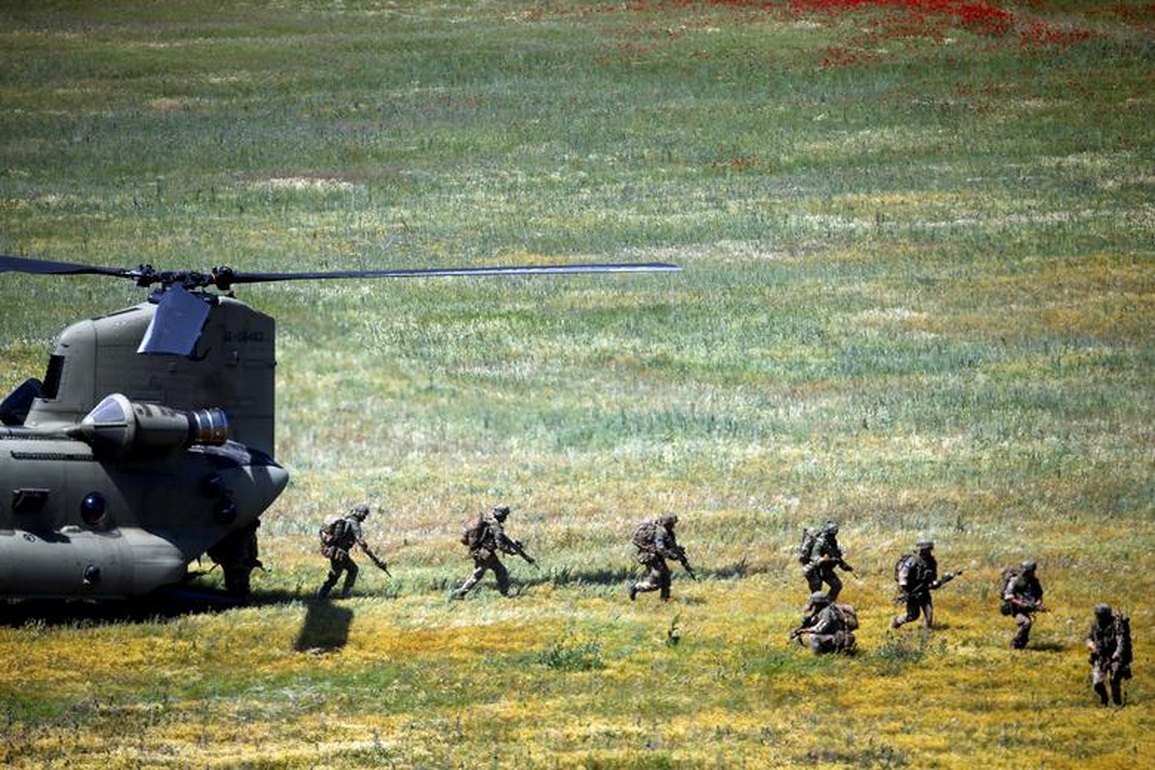 NATO rầm rộ diễn tập thực binh tại châu Âu - 8 NATO rầm rộ diễn tập thực binh tại châu Âu - 8