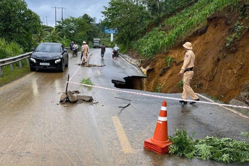 Hố tử thần xuất hiện trên mặt đường quốc lộ sau trận mưa lớn - 2 Hố tử thần xuất hiện trên mặt đường quốc lộ sau trận mưa lớn - 2