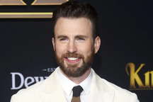 Bất ngờ về chiếc smartphone mà "đội trưởng Mỹ" Chris Evans đang sử dụng