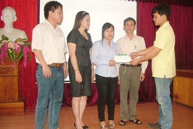 Nữ sinh viên mồ côi giàu nghị lực nhận quà nhân ái