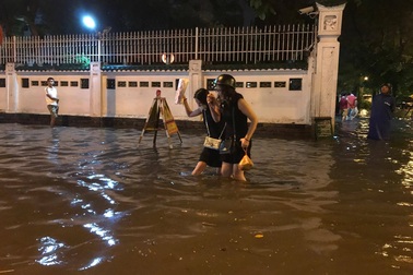 Người dân Hà Nội vật lộn trong dòng nước đến tối muộn
