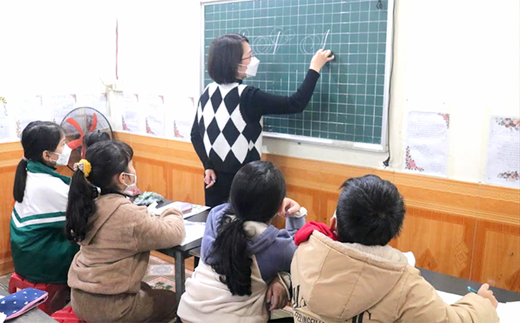 Mới lớp 1 mà con phải luyện viết tới sưng cả tay - 1 Mới lớp 1 mà con phải luyện viết tới sưng cả tay - 1