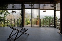 Căn nhà gỗ ở Hòa Bình dốc 30 độ duyên dáng bên hồ "mê hoặc" báo Tây