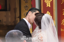 Lâm Chí Linh diện váy cưới triệu đô, “khóa môi” ông xã trong hôn lễ được chờ đợi