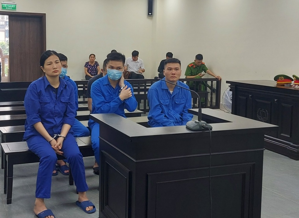 Nhóm cựu nhân viên sân bay Nội Bài tiếp tay buôn lậu ngà voi, sừng tê giác - 1 Nhóm cựu nhân viên sân bay Nội Bài tiếp tay buôn lậu ngà voi, sừng tê giác - 1