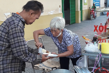 Chàng trai tâm thần xin ăn, cụ bà bán xôi nạt: "Đã nghèo còn gặp mạt nữa"