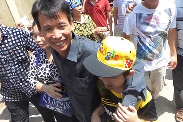 Phút giây đoàn tụ của anh em ông Đoàn Văn Vươn với gia đình