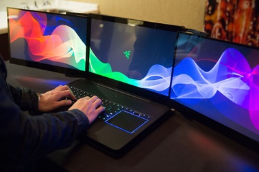 Cận cảnh laptop "3 màn hình" độc đáo tại CES 2017