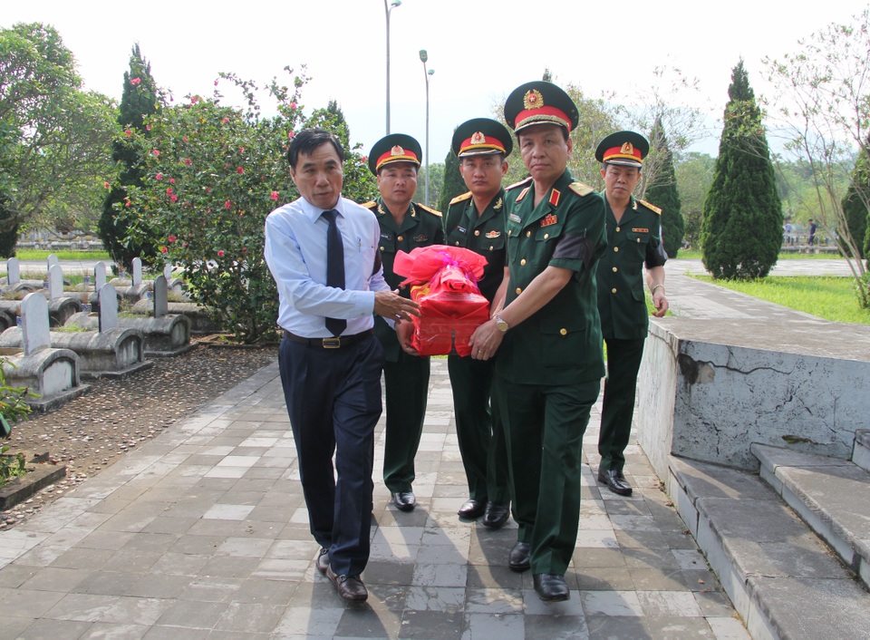 Truy điệu, an táng 20 hài cốt liệt sĩ Việt Nam hy sinh tại Lào - 1 Truy điệu, an táng 20 hài cốt liệt sĩ Việt Nam hy sinh tại Lào - 1
