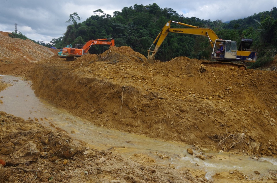 Khơi thông kênh nắn dòng chảy sông Rào Trăng để tìm người mất tích - 6 Khơi thông kênh nắn dòng chảy sông Rào Trăng để tìm người mất tích - 6