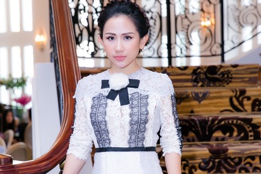 Trâm Nguyễn rạng rỡ như gái đôi mươi với đầm ren