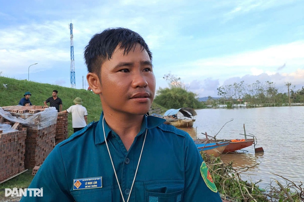 Chỉ huy trưởng quân sự lặn sâu 2m, mở cửa cứu thai phụ trong lũ - 2 Chỉ huy trưởng quân sự lặn sâu 2m, mở cửa cứu thai phụ trong lũ - 2