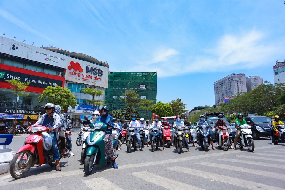 Người dân Hà Nội chật vật dưới nắng nóng như đổ lửa giữa trưa hè - 1 Người dân Hà Nội chật vật dưới nắng nóng như đổ lửa giữa trưa hè - 1