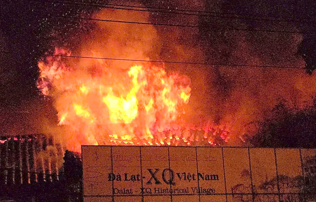 Cơ sở tranh thêu nổi tiếng ở Đà Lạt bốc cháy dữ dội - 1 Cơ sở tranh thêu nổi tiếng ở Đà Lạt bốc cháy dữ dội - 1