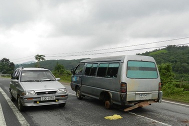 Xe ô tô văng lốp nằm giữa đường nhiều ngày