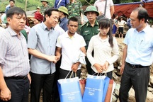 Trao quà tới người dân vùng lũ của tỉnh Sơn La