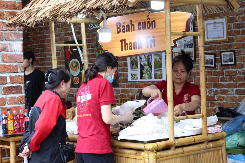 Cuối tuần, người dân đổ về phố đi bộ trải nghiệm tour ẩm thực Hà Nội - 5 Cuối tuần, người dân đổ về phố đi bộ trải nghiệm tour ẩm thực Hà Nội - 5