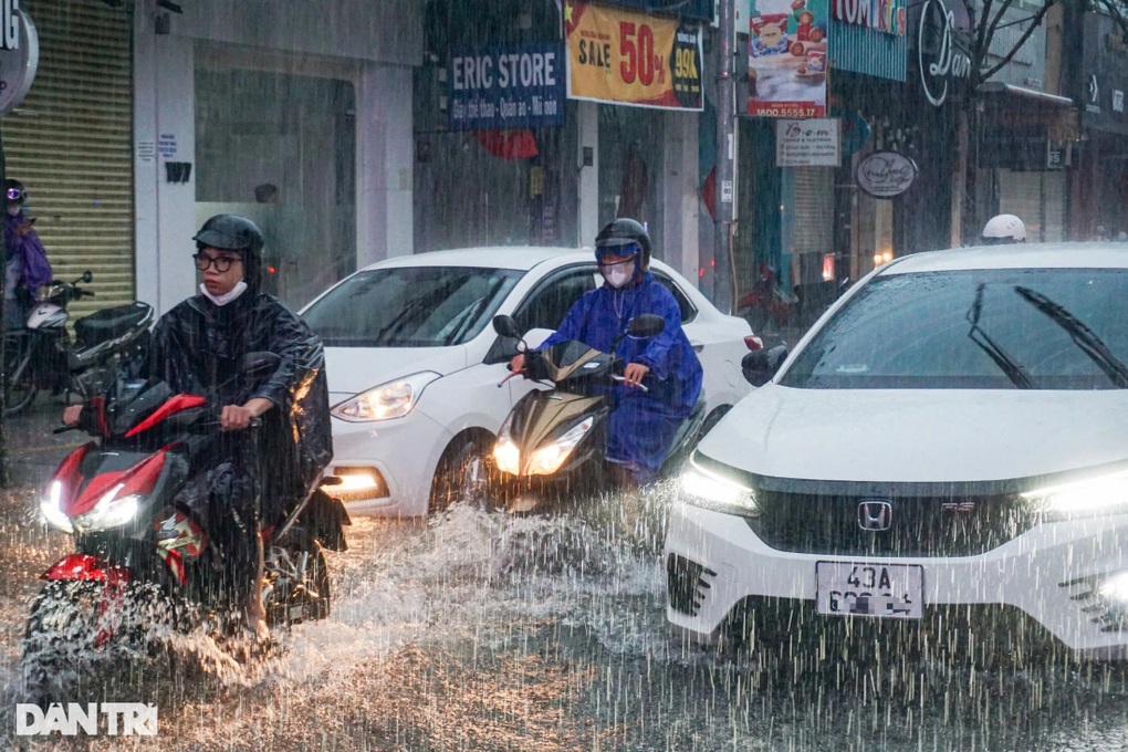 Nhiều tỉnh, thành miền Trung chỉ đạo khẩn ứng phó mưa dự báo rất lớn - 1