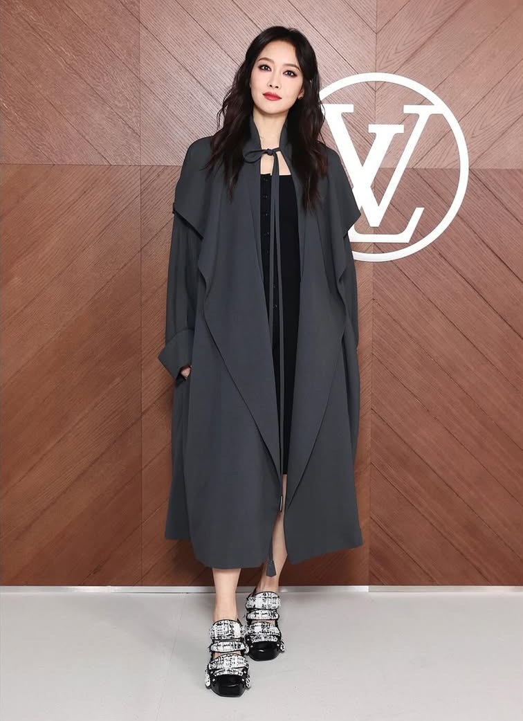 View - Lisa diện đồ xẻ ngực gợi cảm, gặp gỡ "người tình màn ảnh" của Kim Soo Hyun | Báo Dân trí