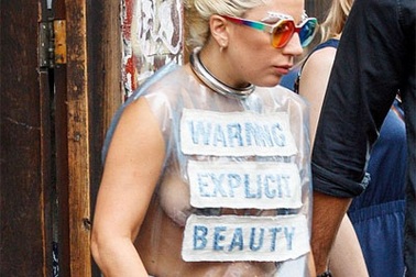 Lady Gaga diện áo hớ hênh “lấp ló” vòng một