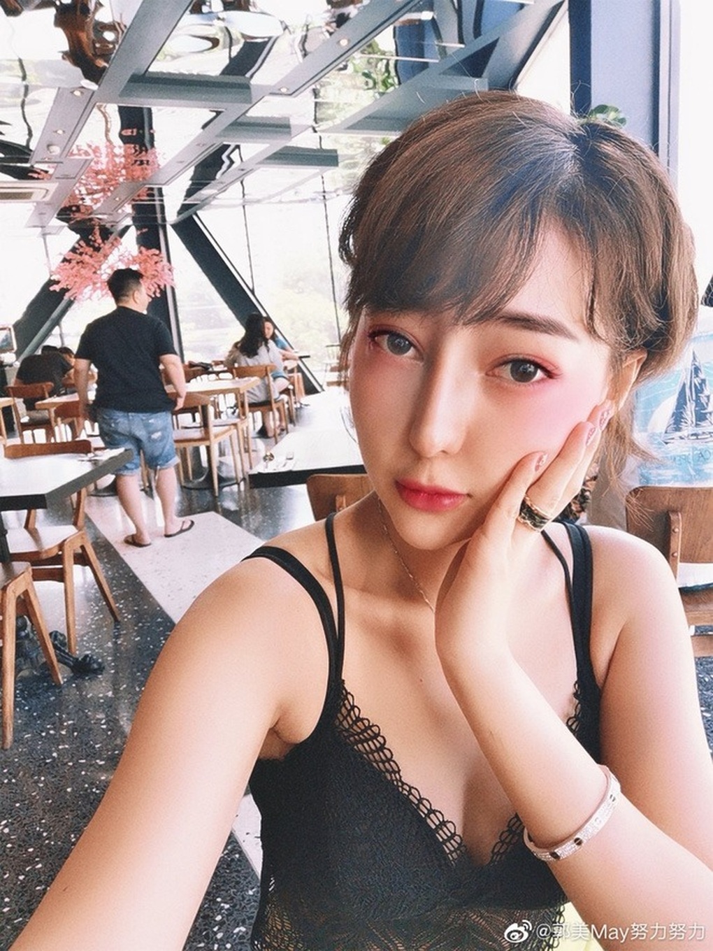 Trung Quốc mạnh tay xử phạt hot girl sống phông bạt, trốn thuế, lừa đảo - 2 Trung Quốc mạnh tay xử phạt hot girl sống phông bạt, trốn thuế, lừa đảo - 2