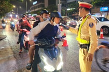 Uống rượu bia, dắt xe máy qua chốt kiểm tra nồng độ cồn vẫn có thể bị phạt
