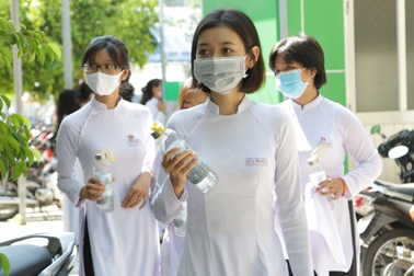 ĐH Kiên Giang tặng 1.500 chai đựng nước cho học sinh Cà Mau