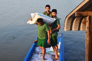 Bắt giữ vụ vận chuyển 1,6 tấn đường cát qua biên giới