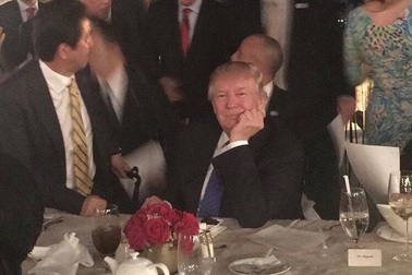 Ông Trump xử lý khủng hoảng ngay trên bàn tiệc