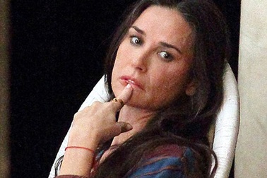 Ba con gái cấm Demi Moore liên lạc với họ