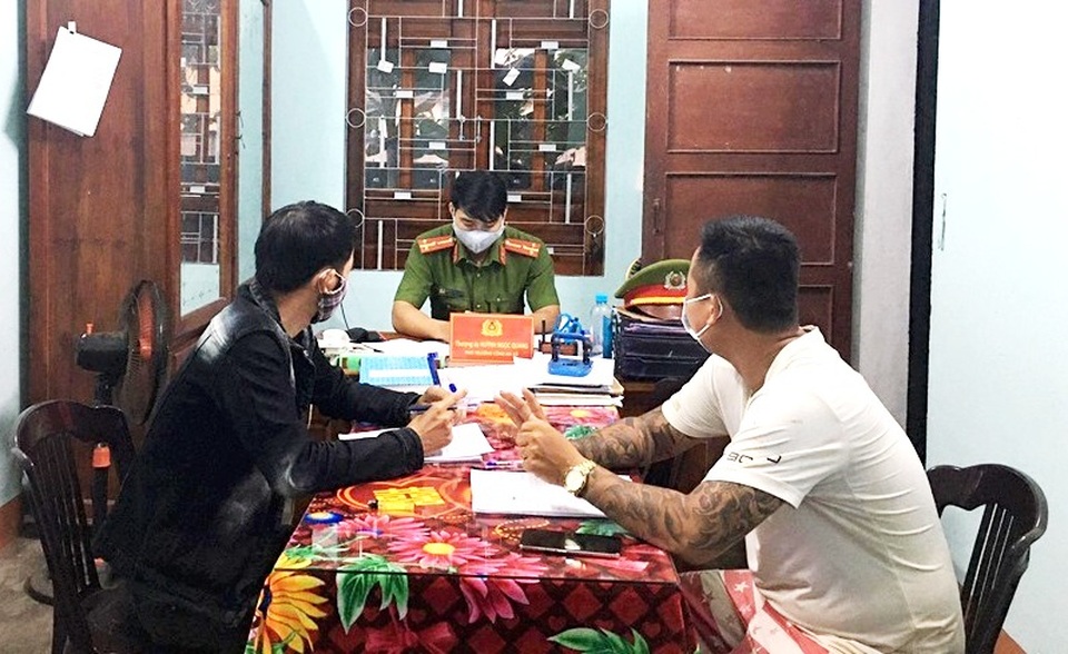 Phạt đối tượng đang cách ly lại bỏ đi chích cá - 1 Phạt đối tượng đang cách ly lại bỏ đi chích cá - 1