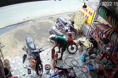 Cười nghiêng ngả với "quán sửa xe bất ổn"